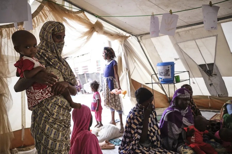 Un grupo de mujeres descansa en una tienda de campaña en el Hospital Civil de Renk, en el campo de refugiados de Renk, Sudán del Sur