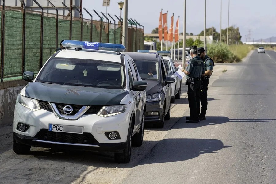 Agentes de la Guardia Civil controlan el acceso a Torre Pacheco en todas las entradas al municipio.