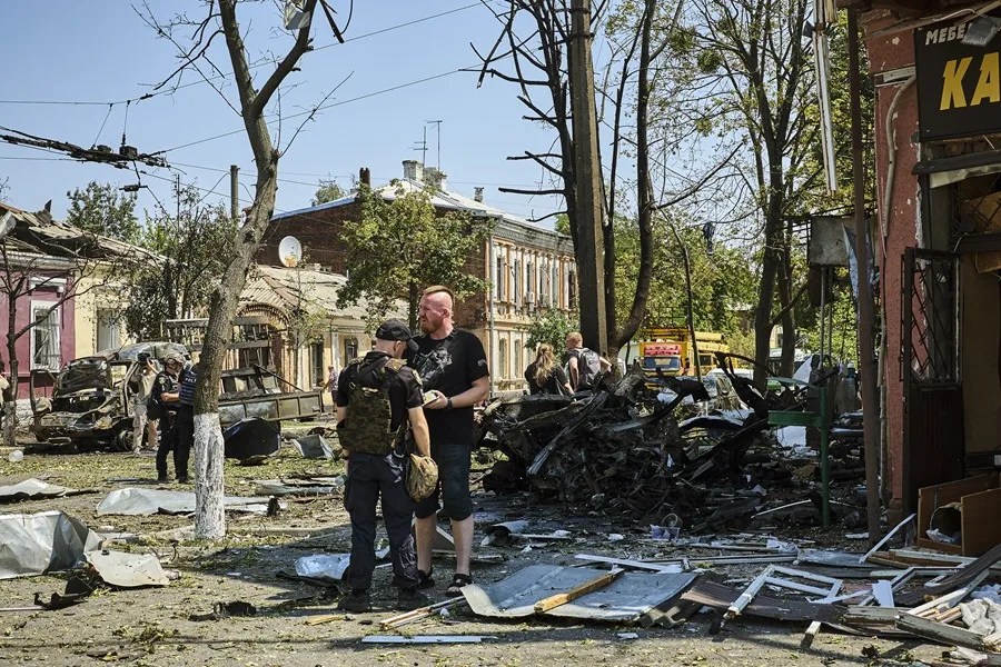 Los servicios de emergencia inspeccionan el lugar de un ataque con drones en una zona residencial de Járkov
