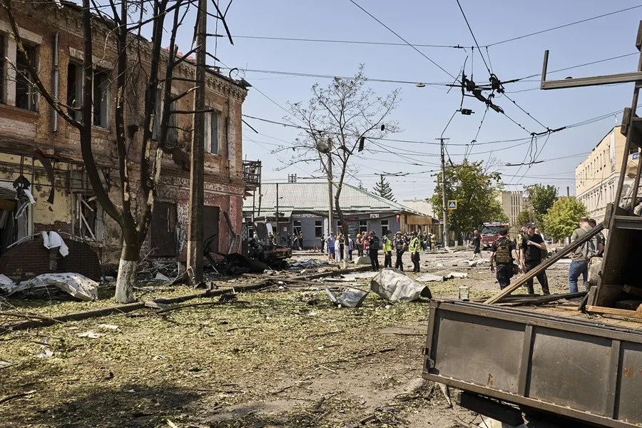 Los servicios de emergencia inspeccionan el lugar de un ataque con drones en una zona residencial de Járkov