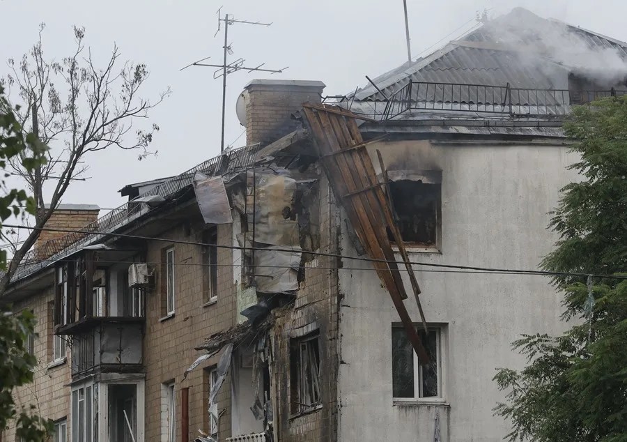 columna de humo tras el impacto de un dron en un edificio residencial en Kiev, Ucrania