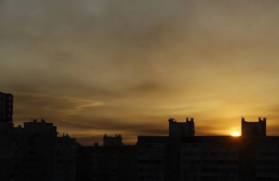 Humo se eleva sobre la capital ucraniana, Kiev