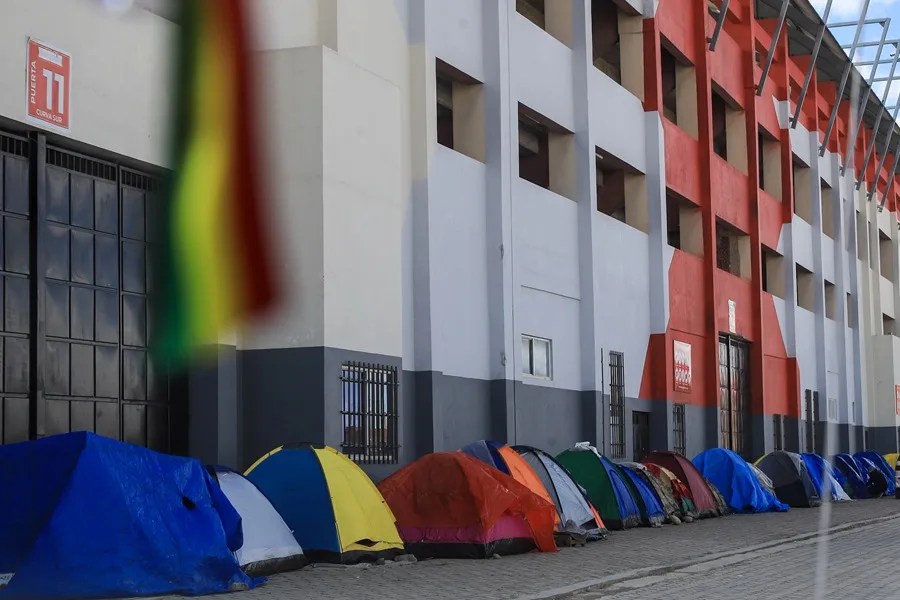 Bolivianos acampan por entradas para partido contra Brasil