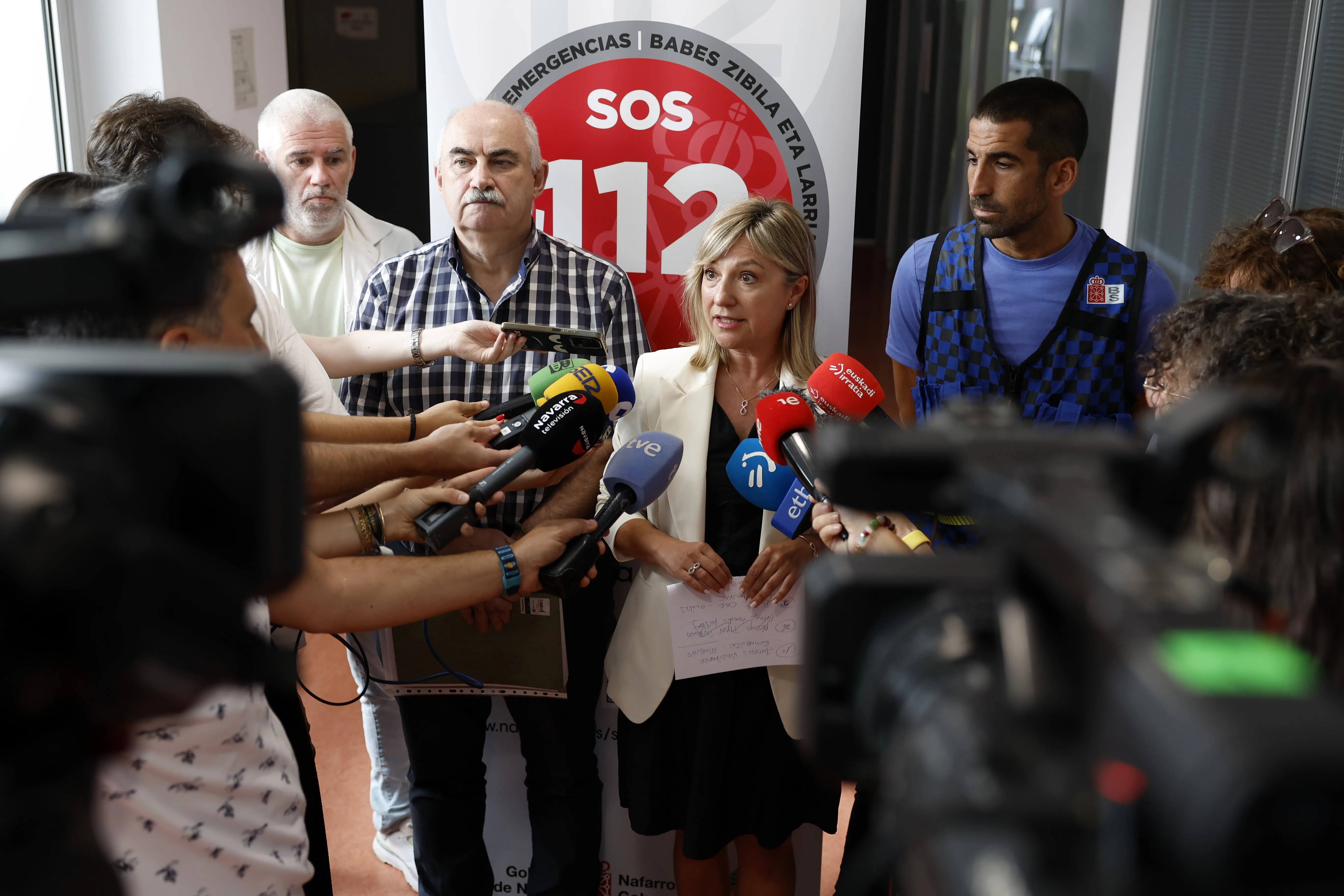 Imagen de la consejera de interior, Amparo López, y del de Medio Ambiente, José Mari Aierdi explicando las medidas tomadas en previsión de la ola de calor y posibles incendios