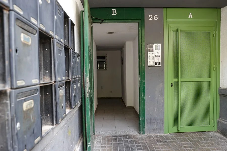 En la imagen acceso al patio del edificio.