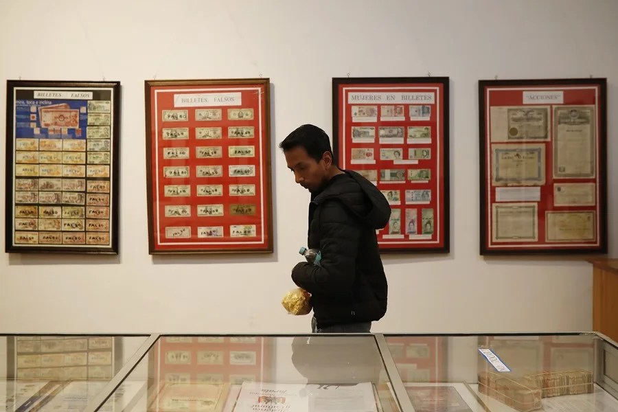 Una persona observa una exposición numismática en Cochabamba (Bolivia). EFE/ Rodrigo Sura