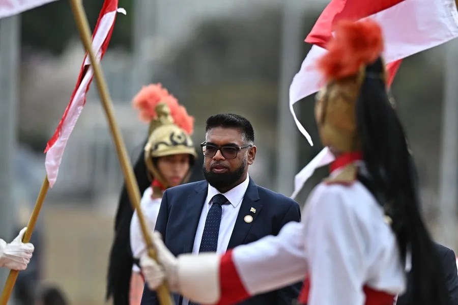 Fotografía de archivo del presidente da Guyana, Irfaan Ali, en la Cumbre Brasil-Caribe en Brasilia (Brasil). EFE/Andre Borges