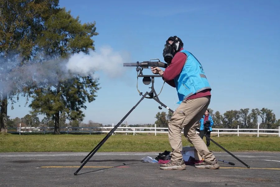 Fotografía cedida por el Centro de Estudios Legales y Sociales (CELS) que muestra a un integrante de la División Balística de la Policía de la Ciudad en una prueba de reconstrucción de un disparo este lunes, en General Rodríguez (Argentina). EFE/ Centro De Estudios Legales Y Sociales