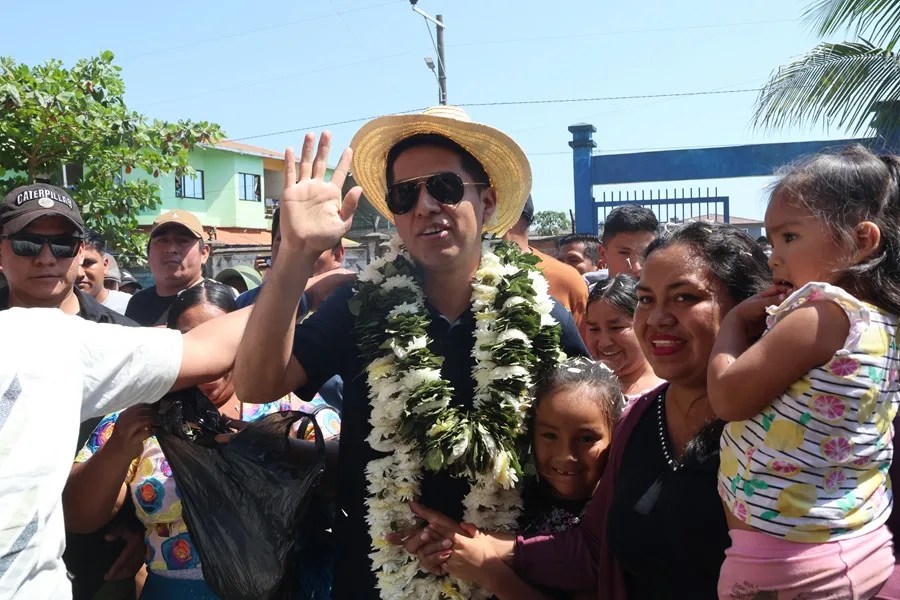 Una turba apedrea al candidato Andrónico Rodríguez tras emitir su voto en Bolivia