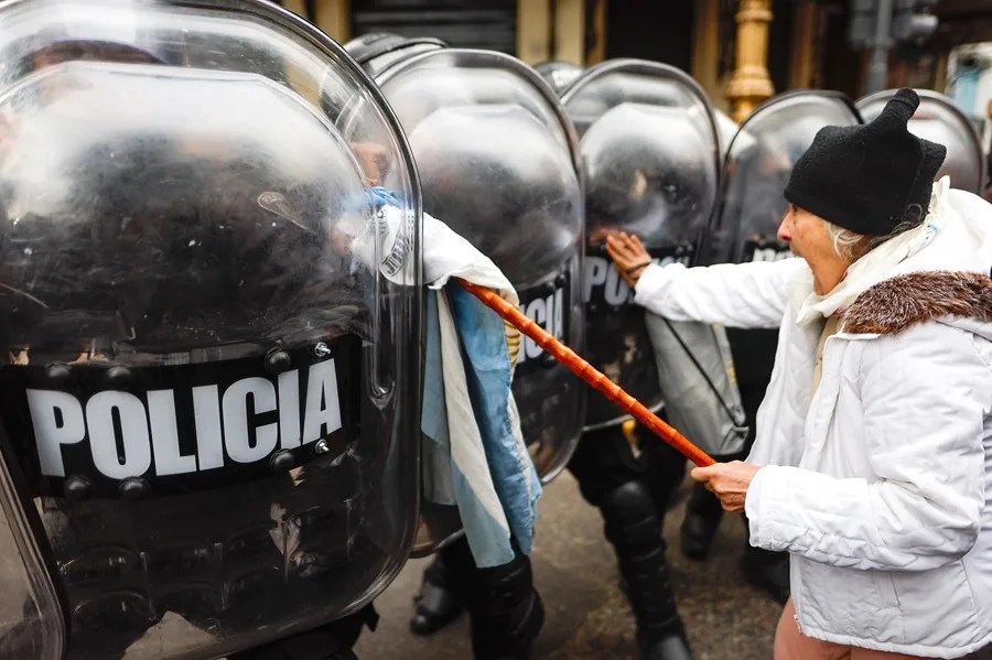 Los jubilados de Argentina protestan contra el veto de Milei al aumento en las pensiones