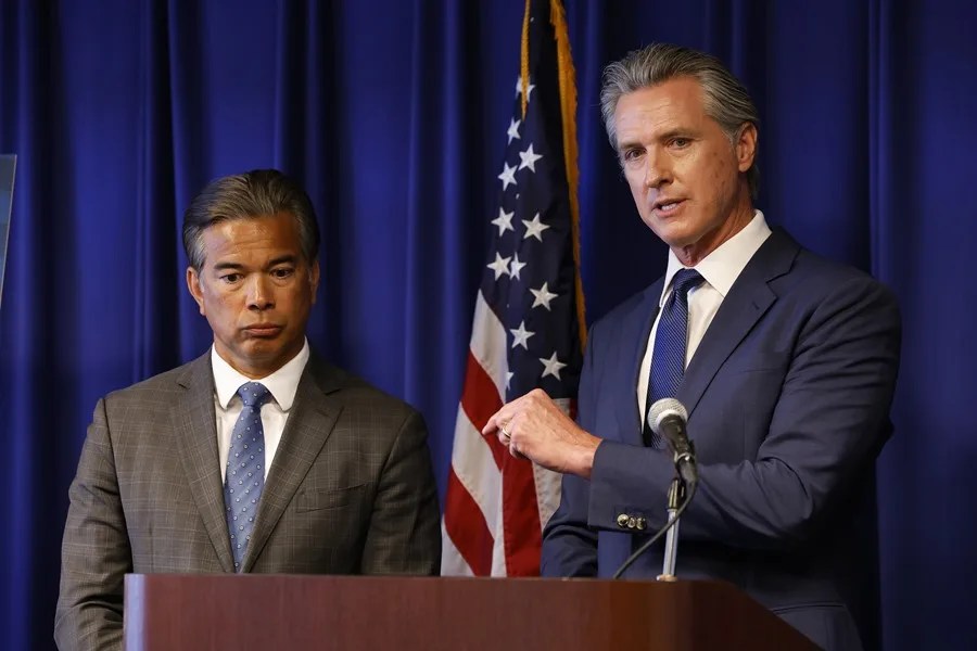 California demanda Trump