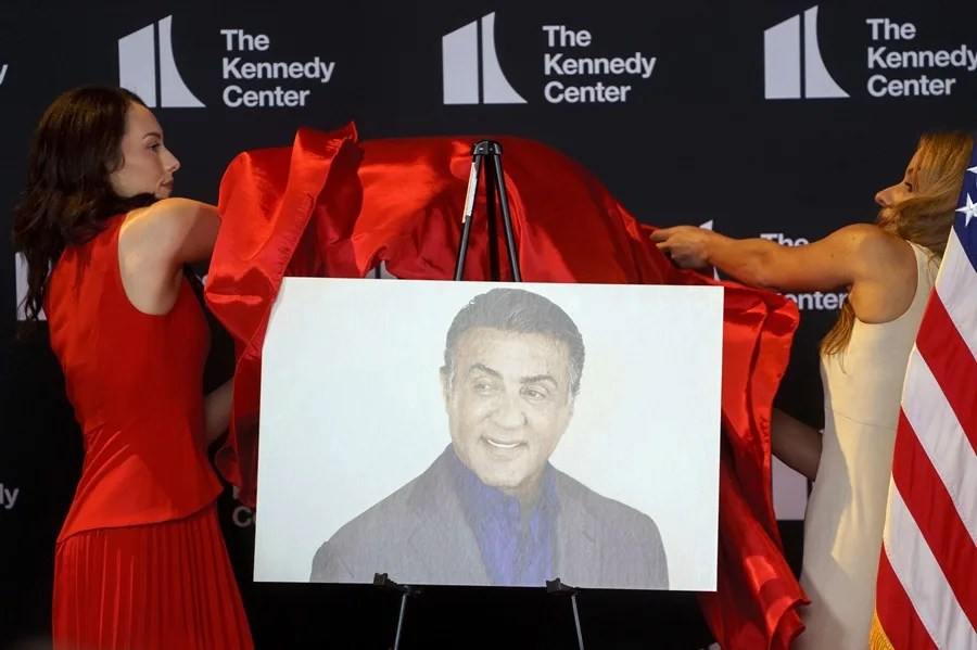 Trump otorga a Sylvester Stallone, Gloria Gaynor y Kiss los Premios del Centro Kennedy