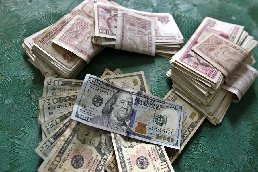 El dólar en Cuba bate un récord histórico en el mercado informal al alcanzar los 400 pesos