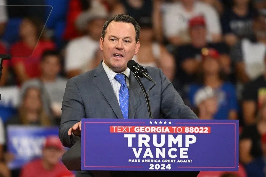 Fotografía de archivo del vicegobernador de Georgia (EE. UU.), Burt Jones, hablando durante un mitin de campaña del candidato presidencial republicano Donald J. Trump en 2024. EFE/EPA/EDWARD M. PIO RODA