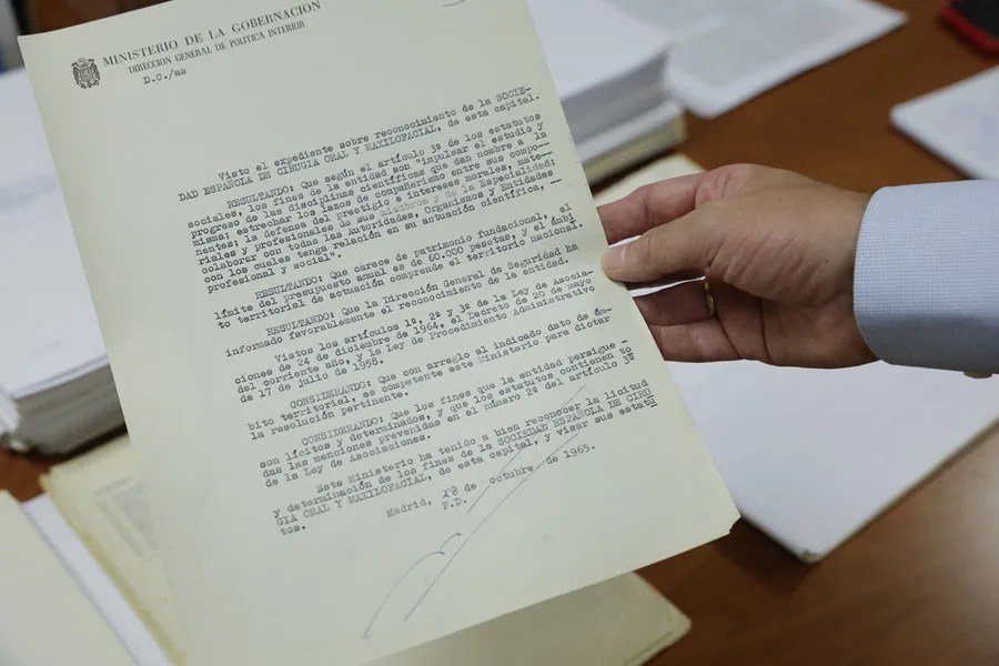 Documento del 28 de octubre de 1965 mediante el cual se inscribe en el Registro Nacional de Asociaciones (RNA) la Sociedad Española de Cirugía Oral y Maxilofacial.