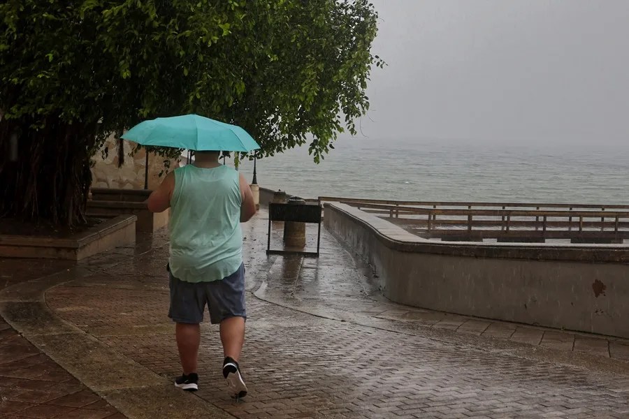 El huracán Erin rebaja su fuerza a categoría 3 mientras lleva fuertes lluvias al Caribe