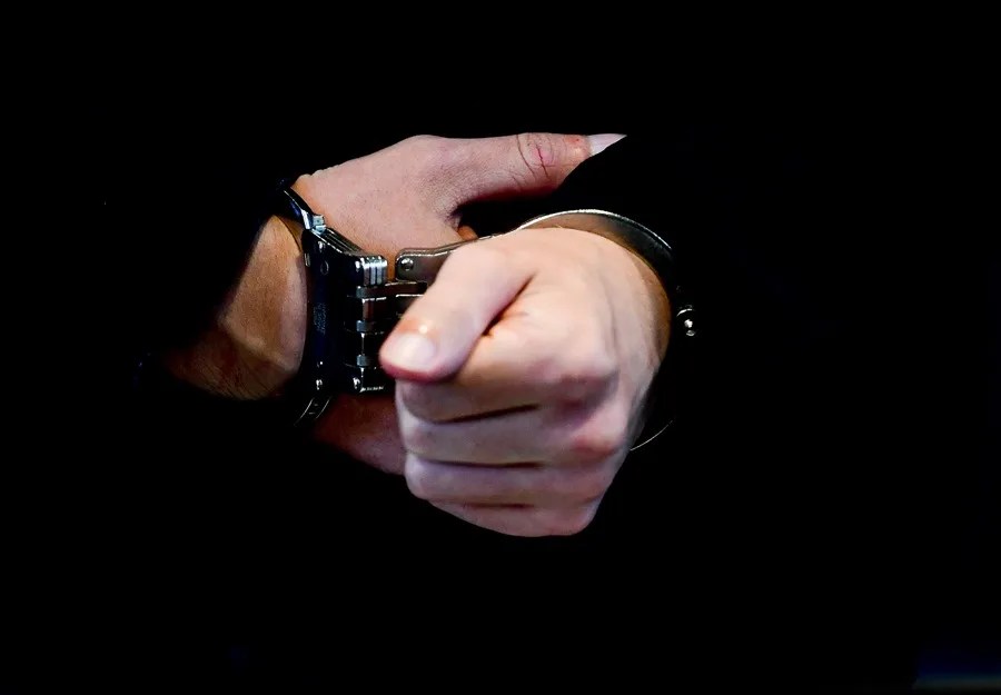 Detienen en el aeropuerto de Florida a un sospechoso con un rifle de asalto cargado y cuchillos