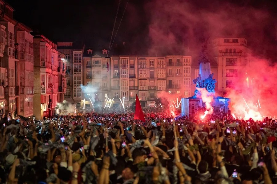 Subida de Celedón que marca el final de las fiestas de Vitoria. EFE / L. Rico