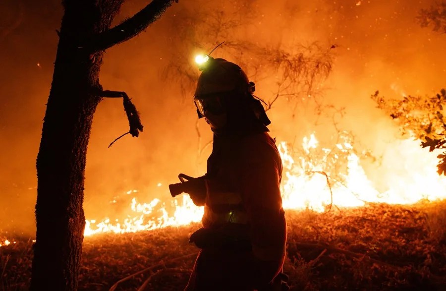 Lucha contra el fuego en el incendio que calcina Oimbra