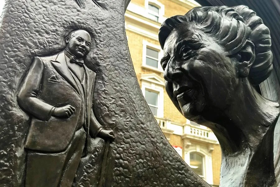 Estatua Memorial de la escritoro Agatha Christie, y su creación el dective Poirot en Londres.