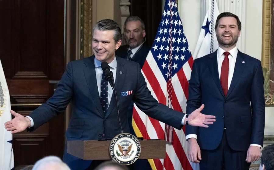 Abuchean a JD Vance y Pete Hegseth durante su visita a la Guardia Nacional desplegada en Washington