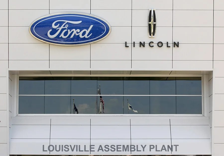 Fotografía de archivo del edificio de la planta de montaje Ford en Louisville, Kentucky. EFE/JOHN SOMMERS