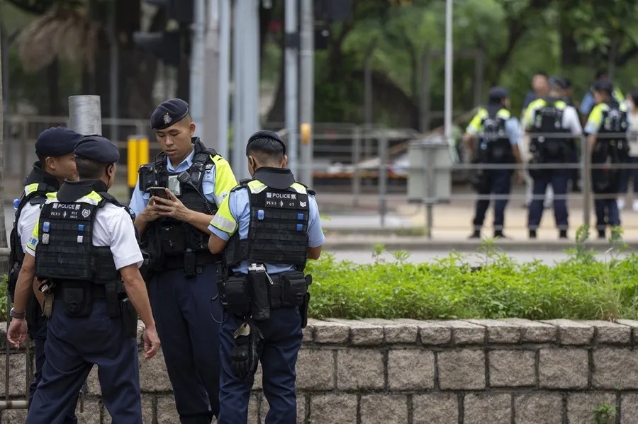 Agentes de policía montan guardia frente a los Tribunales de Magistrados de West Kowloon