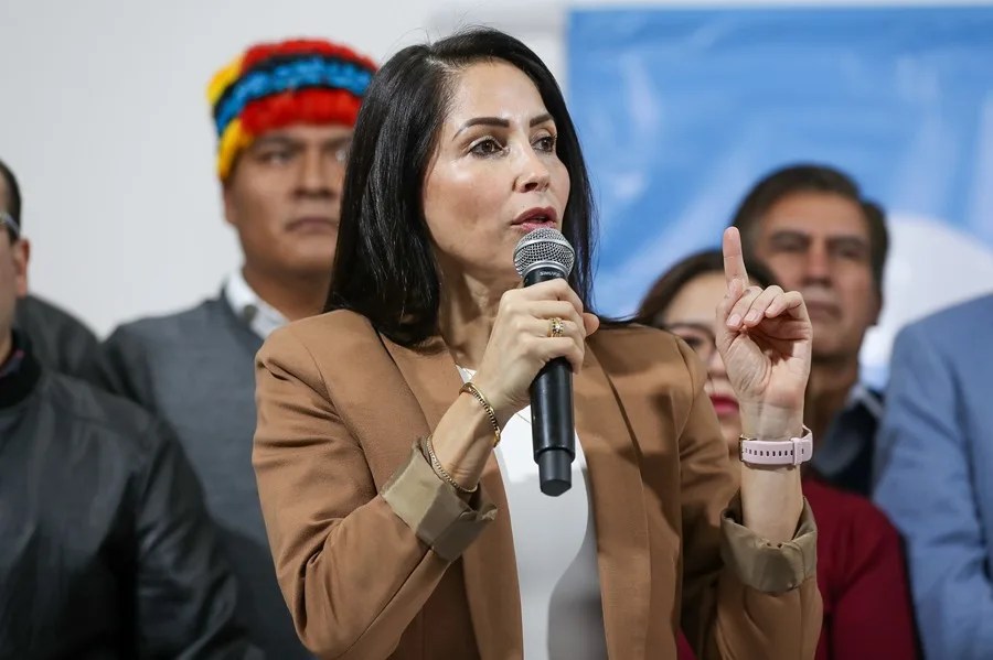 Luisa González dice que buscan ligarla al Cartel de los Soles en Ecuador para encarcelarla