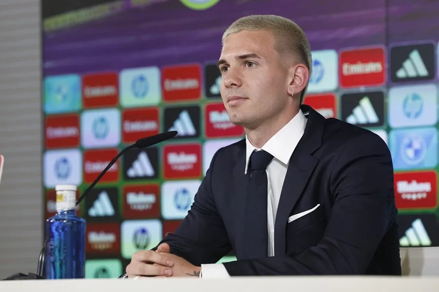 El extremo argentino Franco Mastantuono, durante su presentación como nuevo jugador del Real Madrid este jueves en Valdebebas.