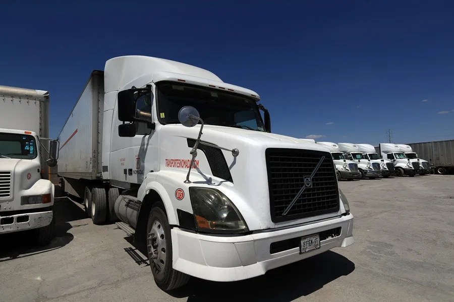 Fotografía de vehículos de transporte de carga estacionados este sábado, en Ciudad Juárez (México). EFE/ Luis Torres