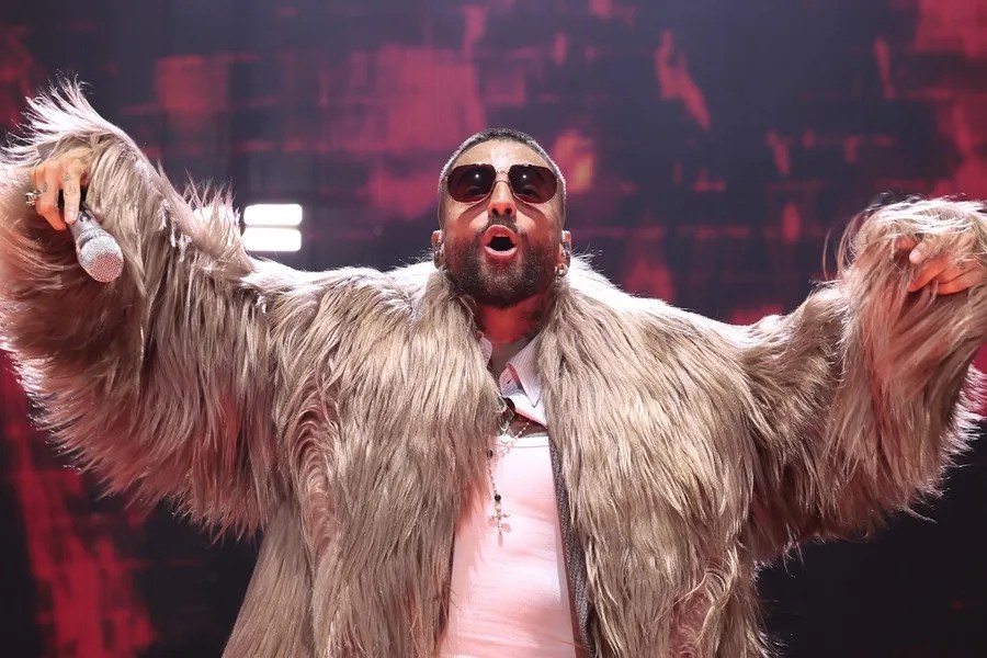 Maluma interrumpe un concierto en México para regañar a una fan por asistir con su bebé de un año