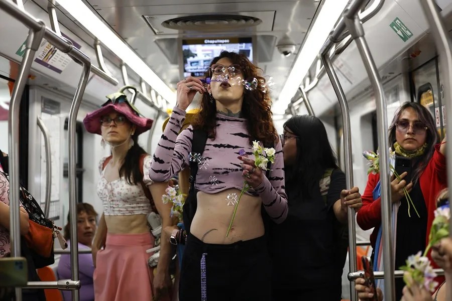 “No somos un peligro”, exclaman decenas de personas trans en el metro de la Ciudad de México