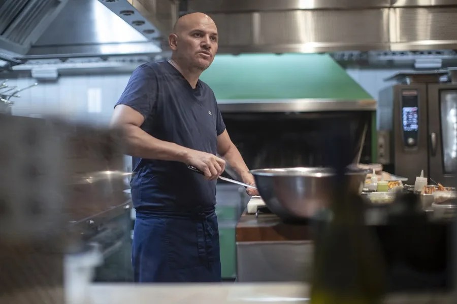 El chef mexicano Lalo García, de migrante dos veces deportado a ganar una estrella Michelin