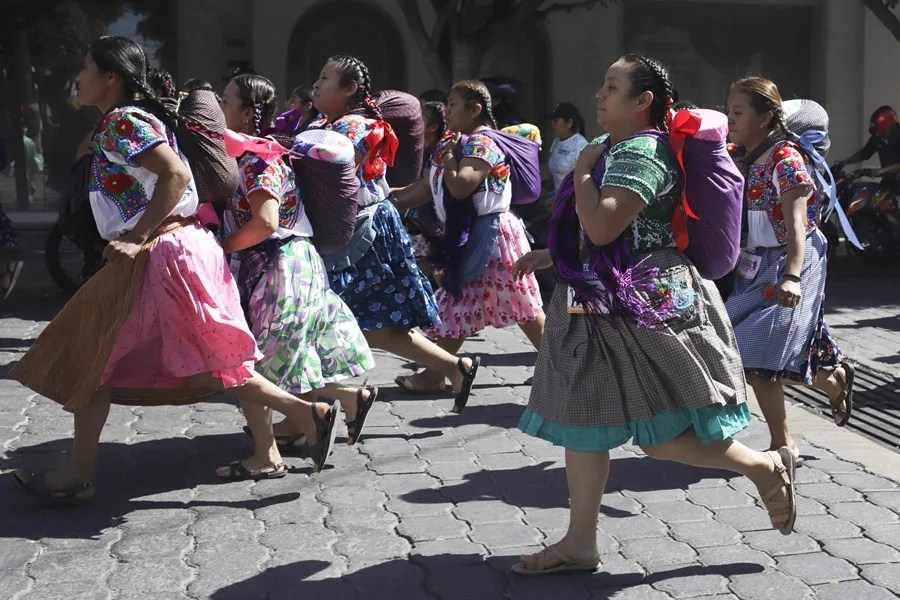 Cientos de mujeres en el estado mexicano de Puebla honran a la tortilla de maíz natural