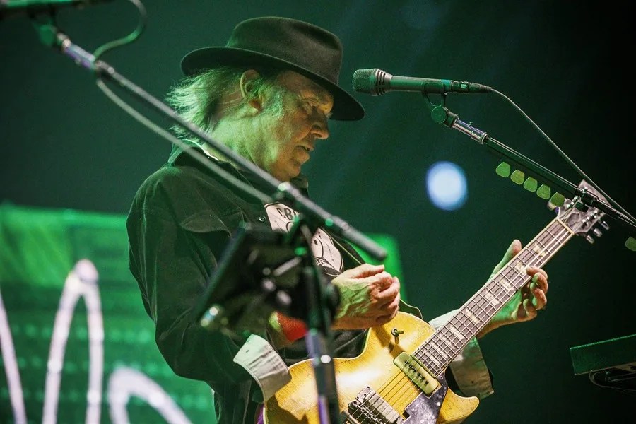 Neil Young abandona Facebook en protesta por la política de Meta sobre el uso de chatbots con niños