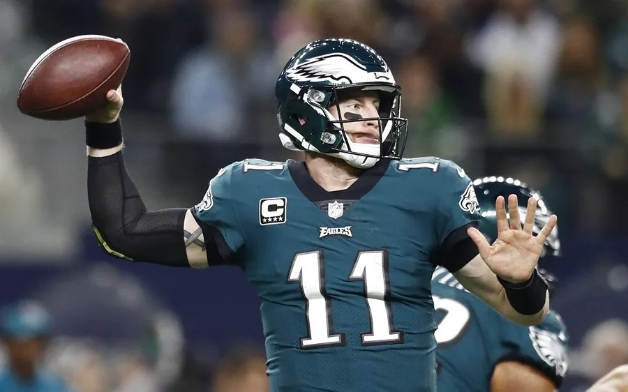 Carson Wentz firma con los Minnesota Vikings