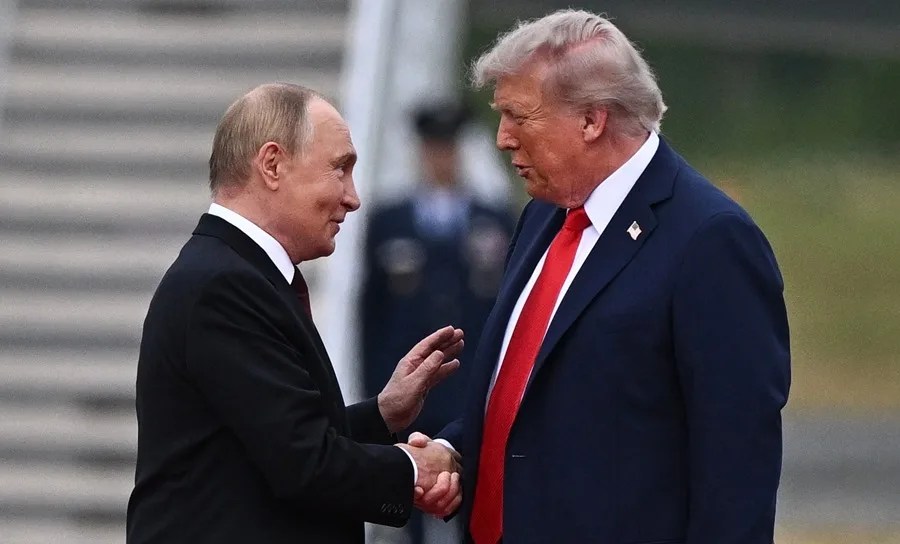 Documentos confidenciales de la cumbre entre Trump y Putin, hallados en un hotel de Alaska