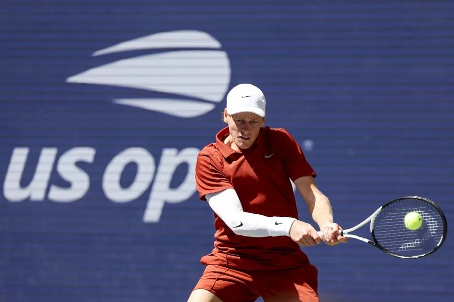 Sinner se deshace de un combativo Shapovalov para meterse en octavos del Abierto de EE.UU.