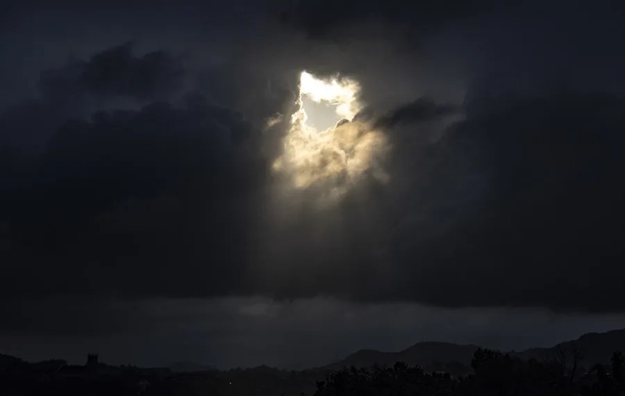 Vista del cielo al amanecer en San Sebastián.