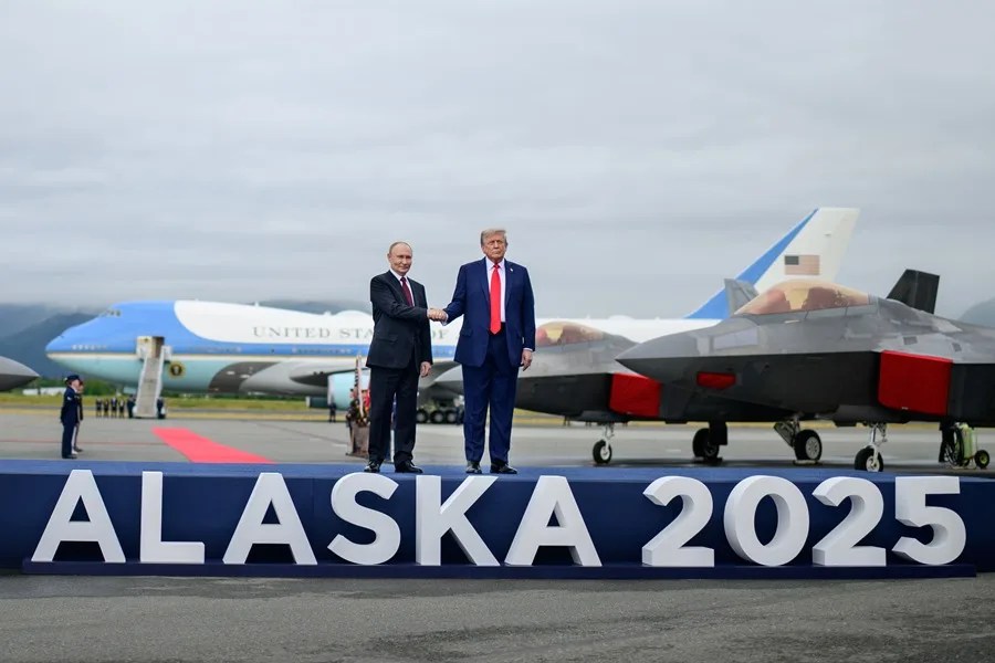 Trump intenta deslumbrar a Putin con un despliegue de aviones F-35, F-22 y B-2 en Alaska