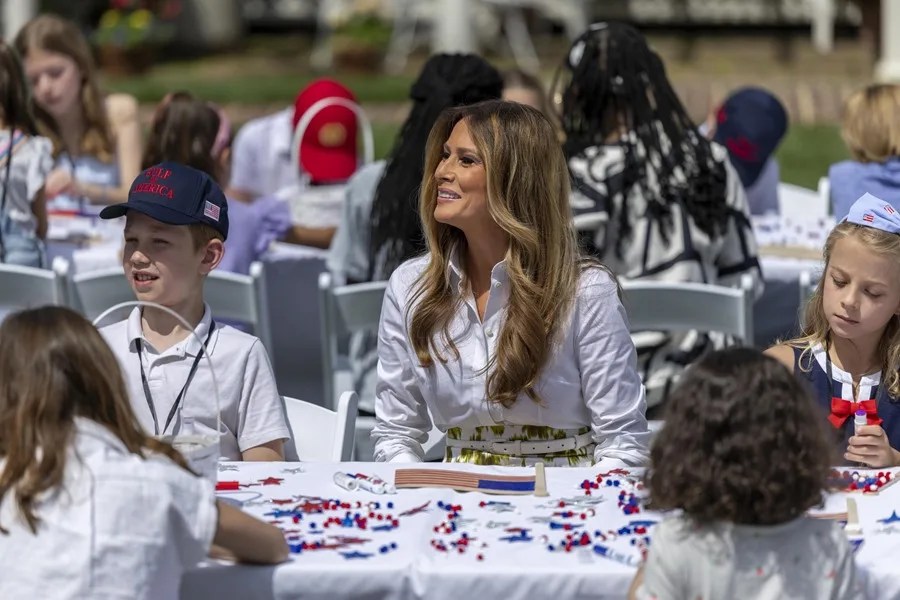 Melania Trump presenta un proyecto para introducir la inteligencia artificial en los colegios