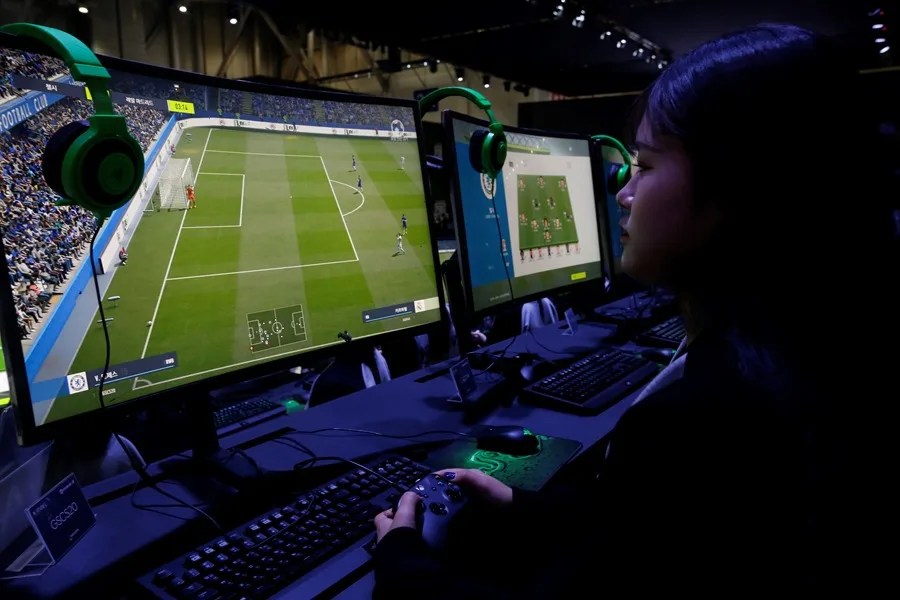 Una joven juega al videojuego FIFA