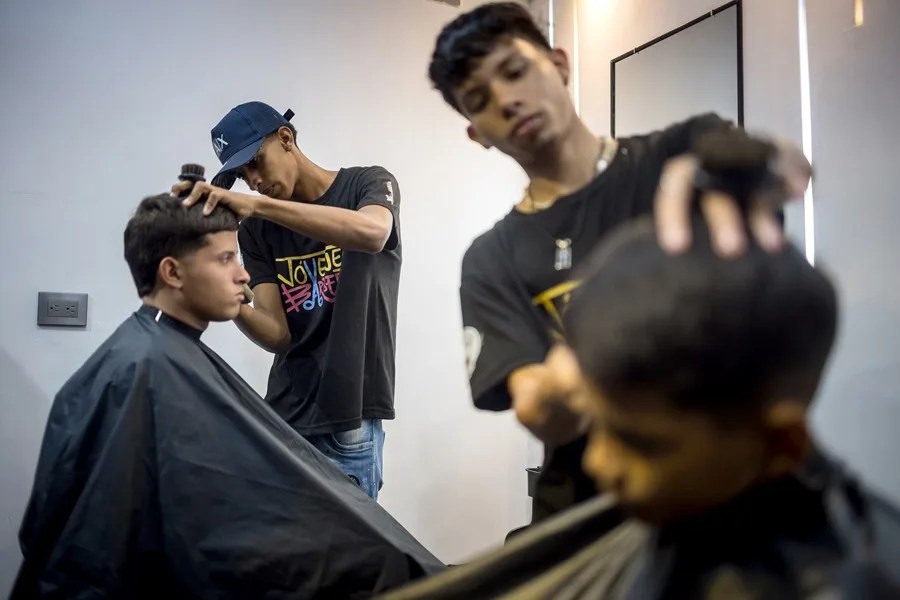 Jóvenes venezolanos labran su futuro en una nueva barbería en Caracas