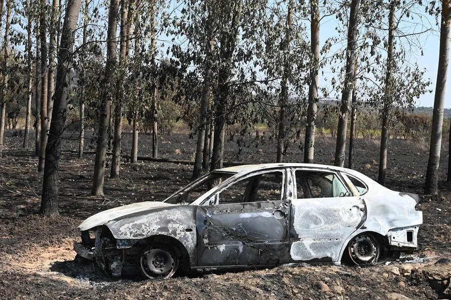 Un coche calcinado este jueves, en el incendio de Quintana y Congosto (León).