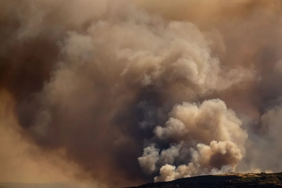 Vista de la columna de humo del incendio de Oímbra (Ourense)