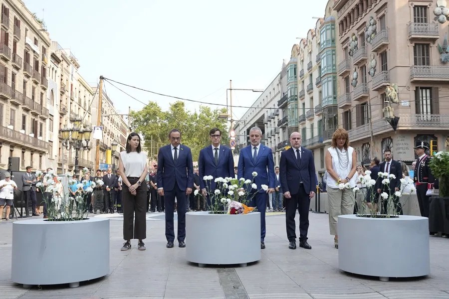 Ofrenda floral durante el homenaje por el octavo aniversario del 17A este domingo, en Barcelona.