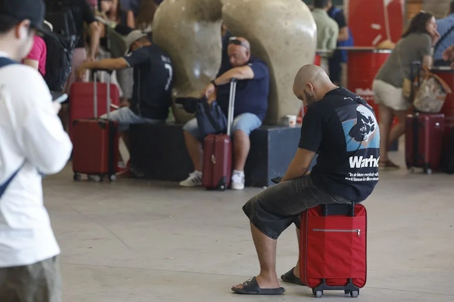 Viajeros esperan en la estación de Chamartín