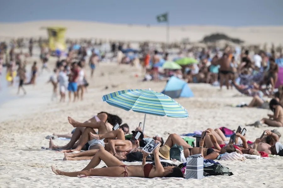 Varias personas en las playas de Corralejo, en Fuerteventura.