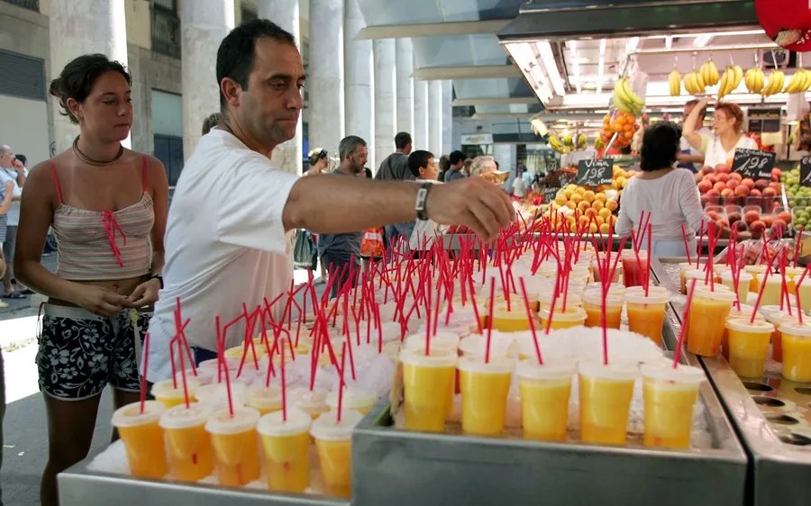 Una parada de frutas y zumos fríos en el mercado de la Boqueria de Barcelona