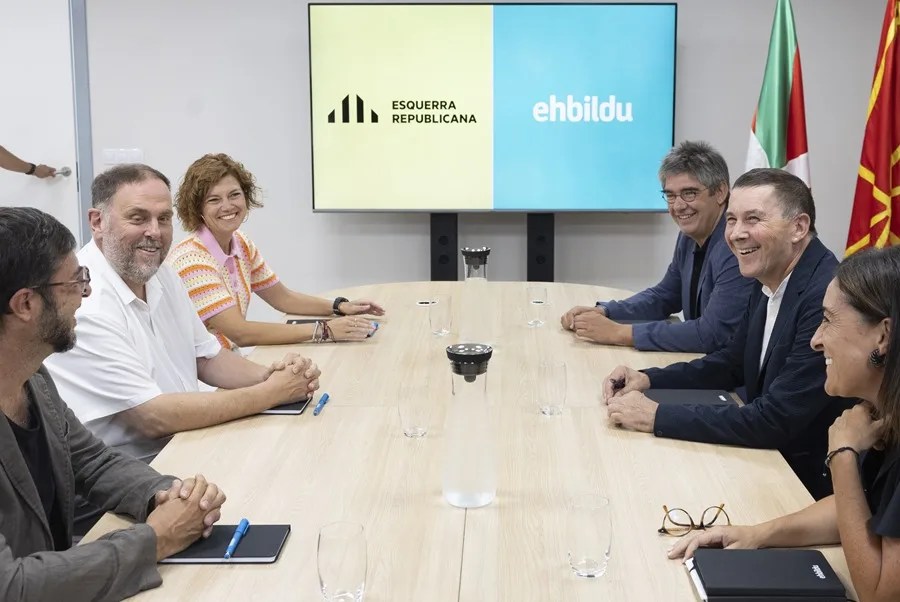 Los líderes de EH Bildu y ERC, Arnaldo Otegi (2d) y Oriol Junqueras (2i)